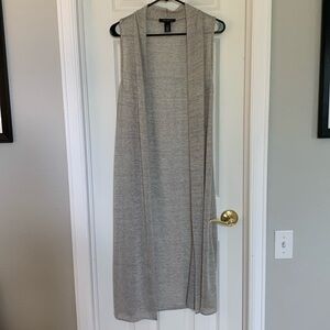 NWOT WHBM Wmns sleeveless cardigan. Beige. Size XS